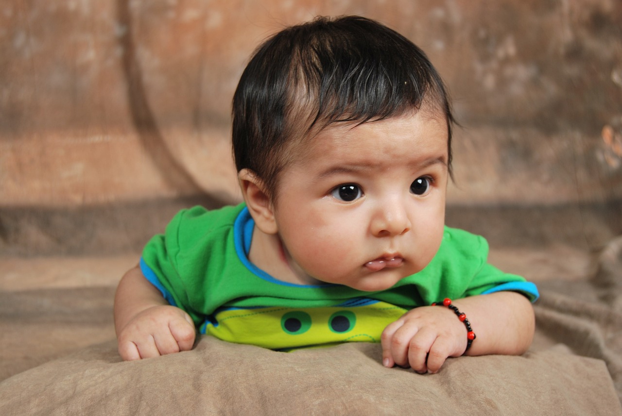 孕妈供卵生的宝宝头太长两侧很扁（孕妈供卵生的宝宝头两边有点扁）